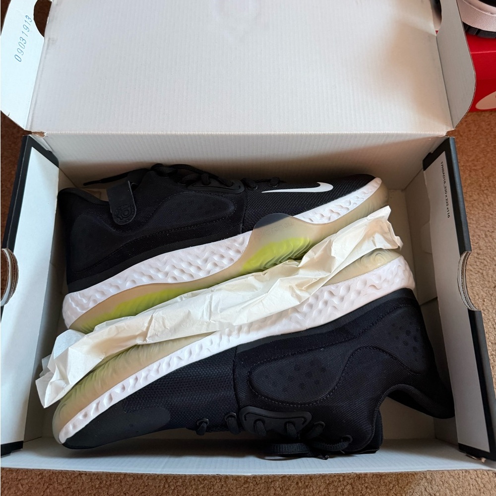 Nike KD TREY 5 VII

Black and White Athletic Shoes